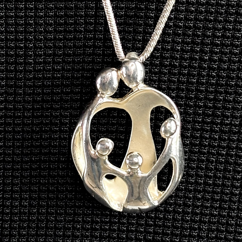 Family of Five Pendant Necklace .925 Sterling Silver Parents & Three Children‎